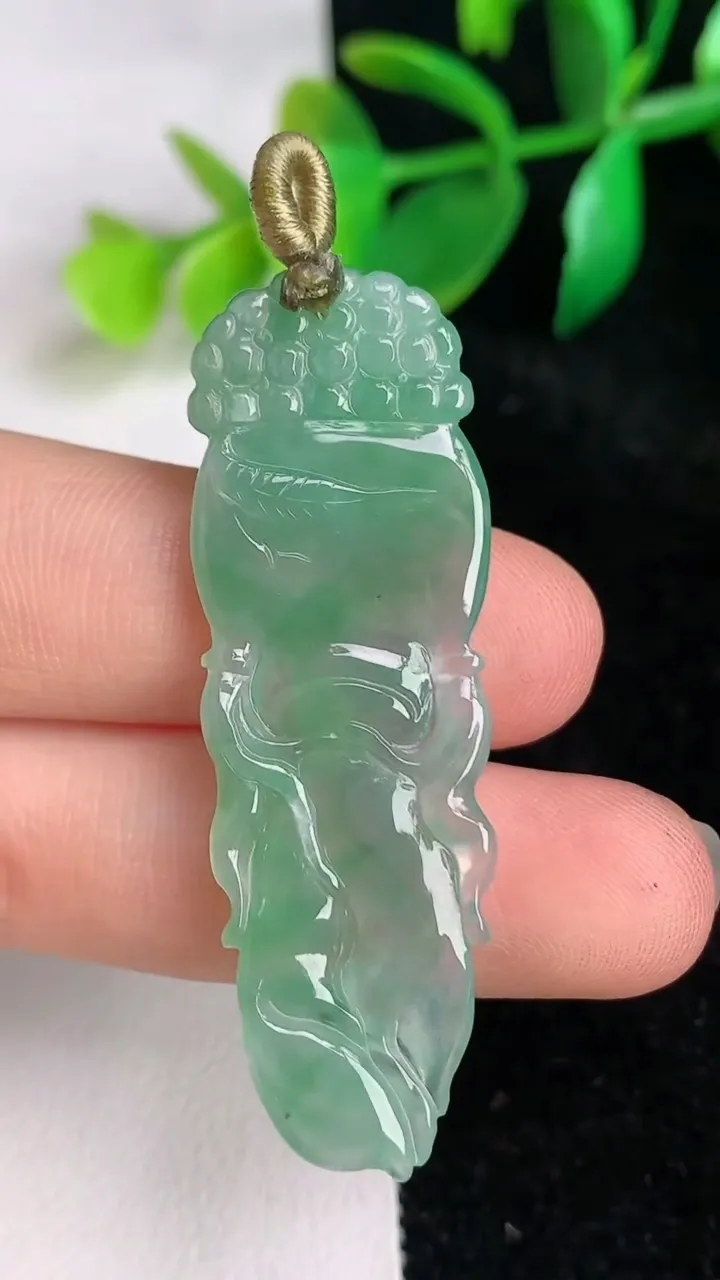 天然A货翡翠人参 人生如意吊坠，尺寸49-16.4-3.4，重量:5.86g
6月17日
