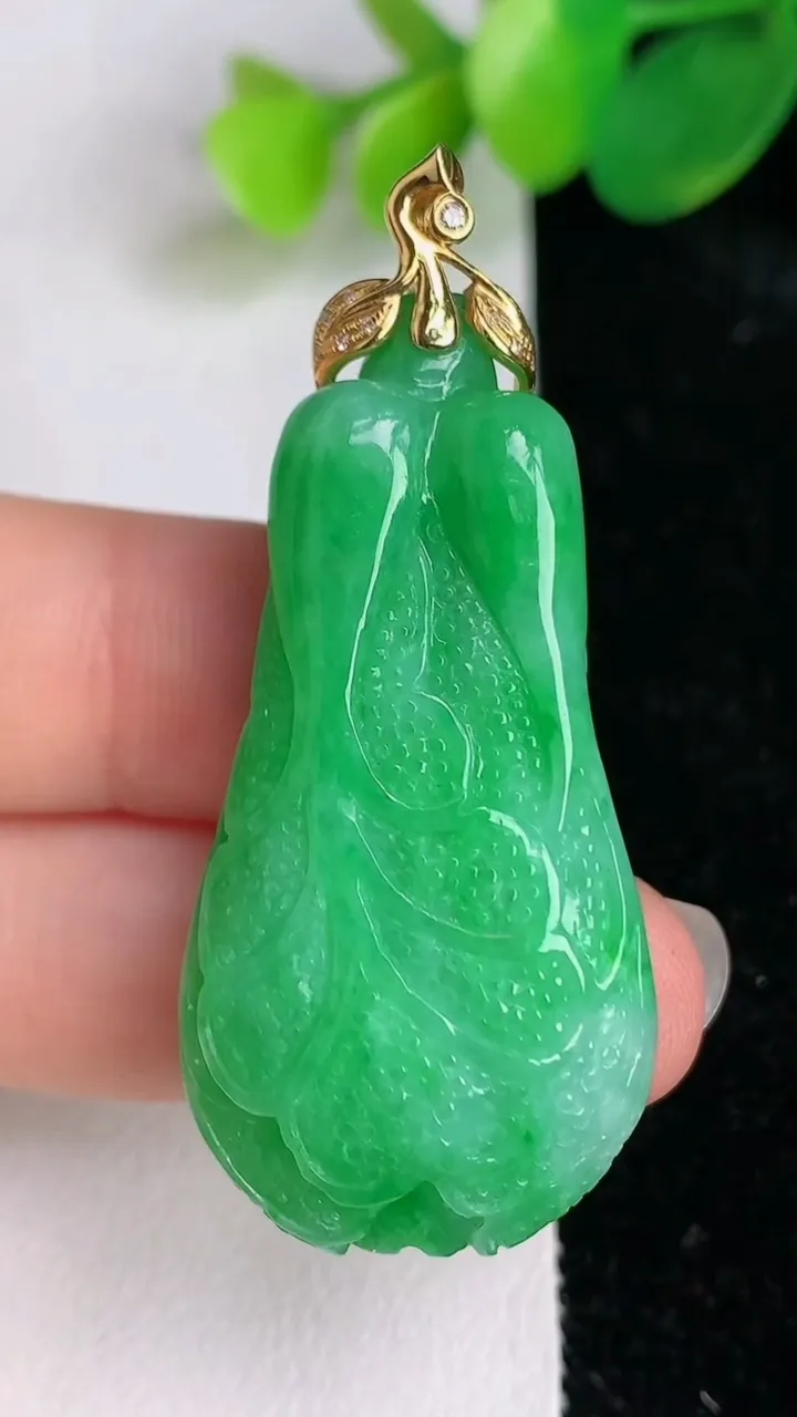 天然A货翡翠白菜吊坠，尺寸48.2-21.3-10.3，重量:17.45g
6月17日