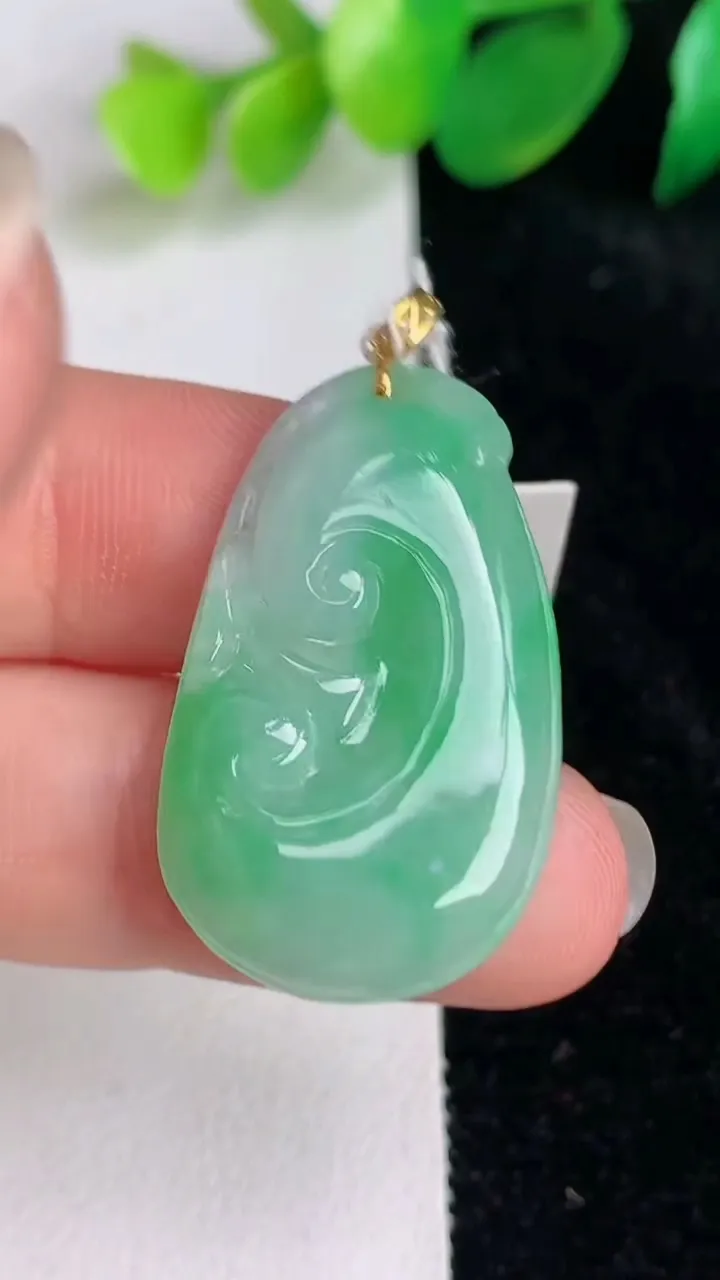 天然A货翡翠如意吊坠，尺寸30-18.3-4.7，重量:5.25g
6月17日
