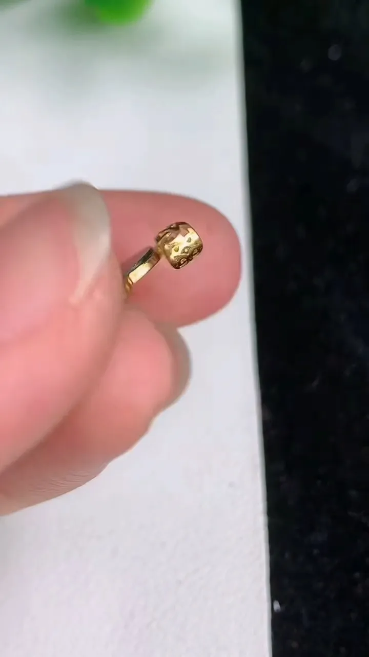 天然A货翡翠四叶草吊坠，尺寸21-16-1.2，重:0.77g
6月17日