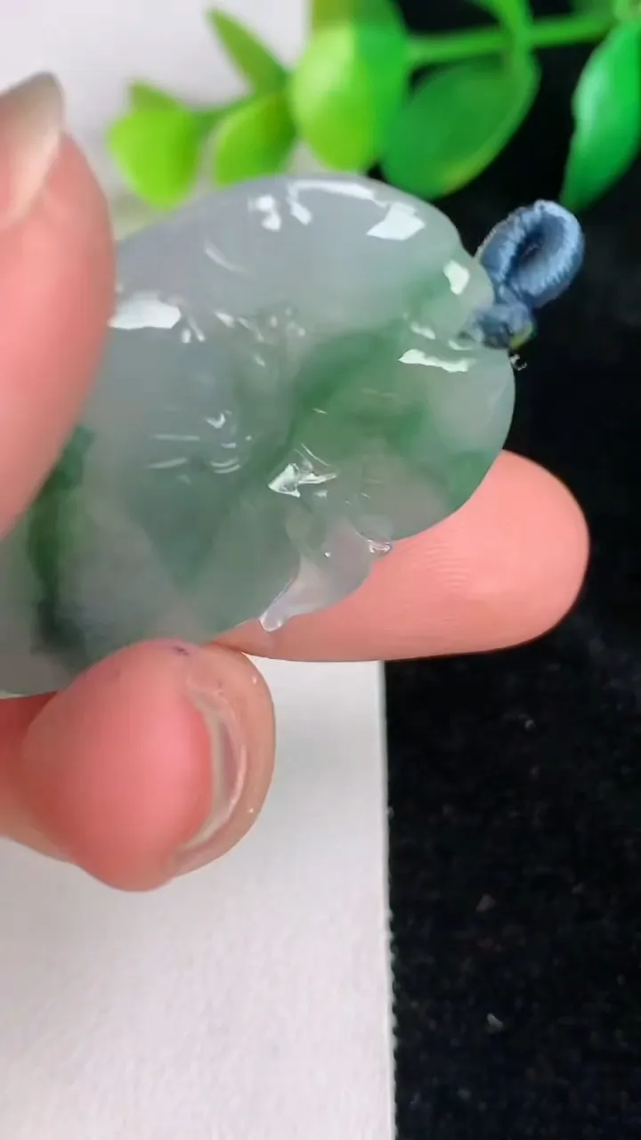 天然A货翡翠冰种飘花福瓜吊坠，尺寸40.5-24.8-6.8，重量:12.20g
6月17日