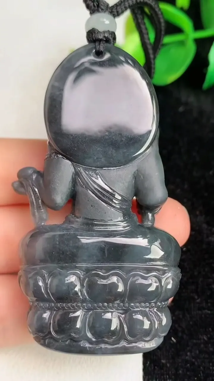 天然A货翡翠乌鸡种不动明王吊坠，尺寸64.5-34.6-11.6，重量:52.95g
6月17日