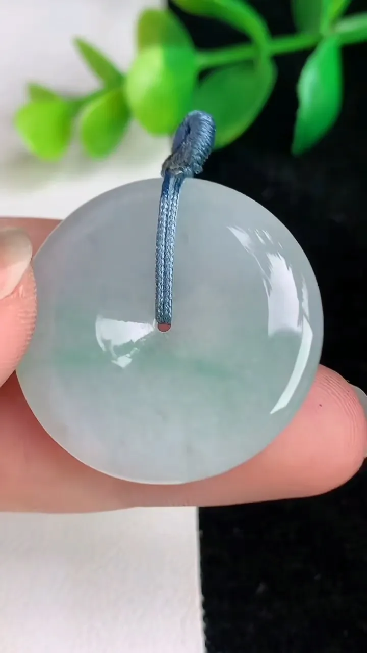 天然A货翡翠平安扣吊坠，尺寸29.7-4.8，重量:9.35g
6月17日