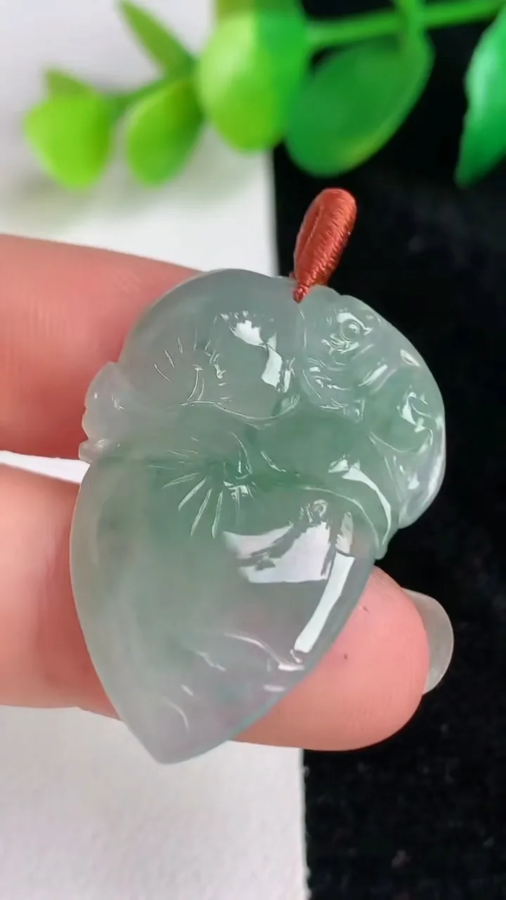 天然A货翡翠冰种飘花灵猴献瑞 寿桃吊坠，尺寸31.7-22.8-4，重量:5.48g
6月17日