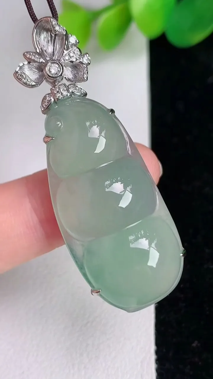 天然A货翡翠福豆吊坠，尺寸46.5-33.3-16.8-9.3，重量:9.16g
6月17日