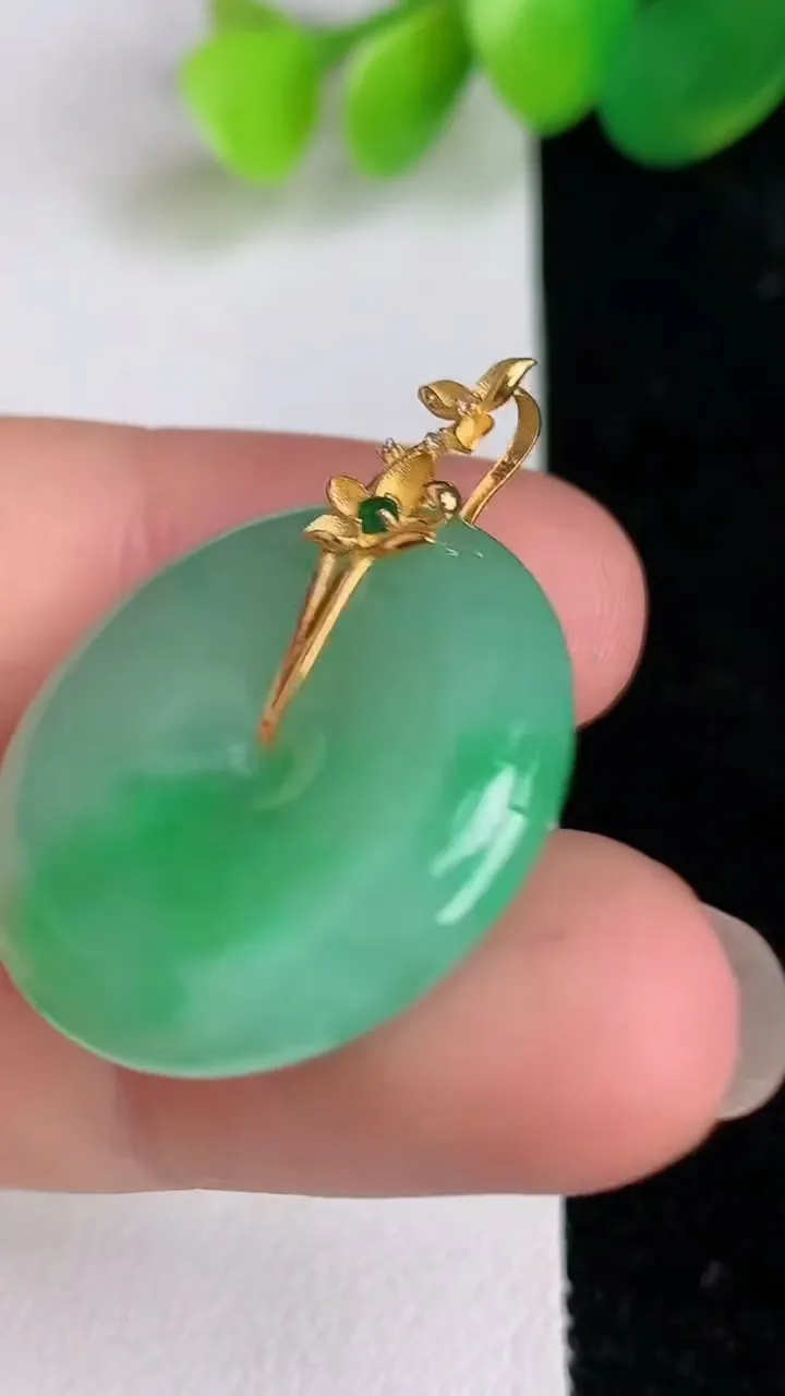 天然A货翡翠平安扣吊坠，尺寸25-5.7，重量:8.00g
6月17日