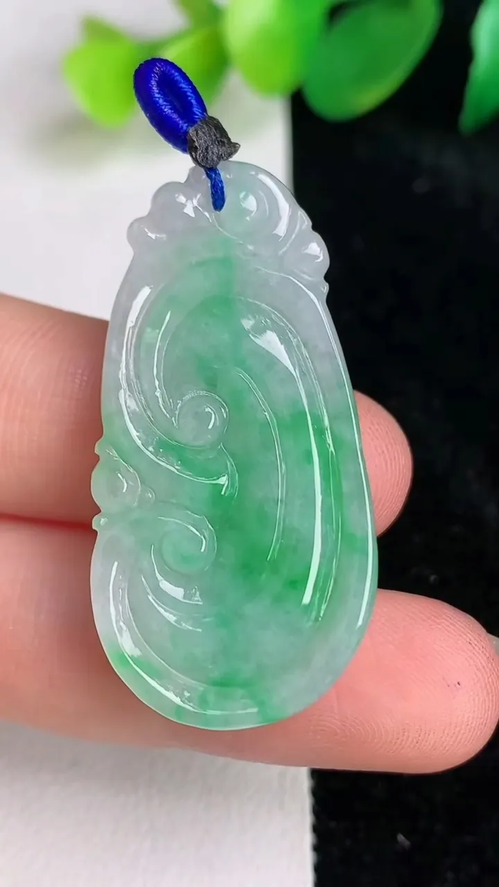 天然A货翡翠如意吊坠，尺寸38-19.3-6.2，重量:8.03g
6月17日