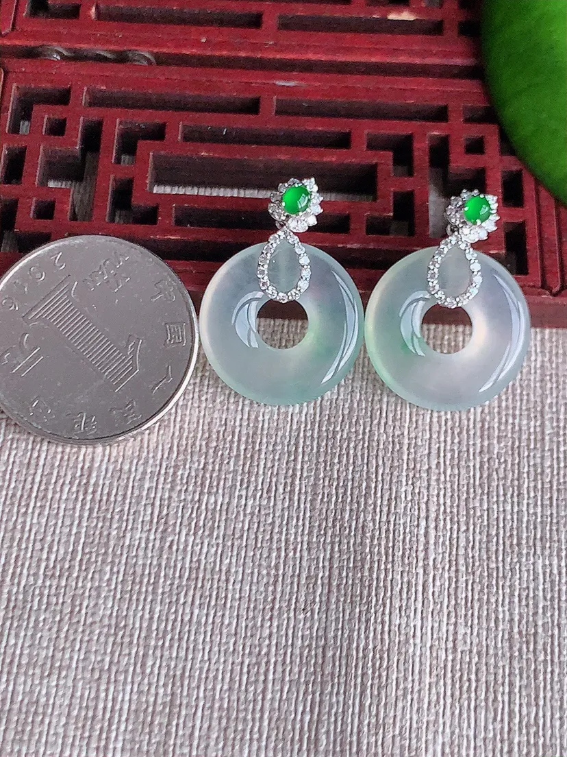 天然A货翡翠18K金伴钻镶嵌飘绿平安环耳坠 尺寸18.8×3.3mm 重量6.70g 0615