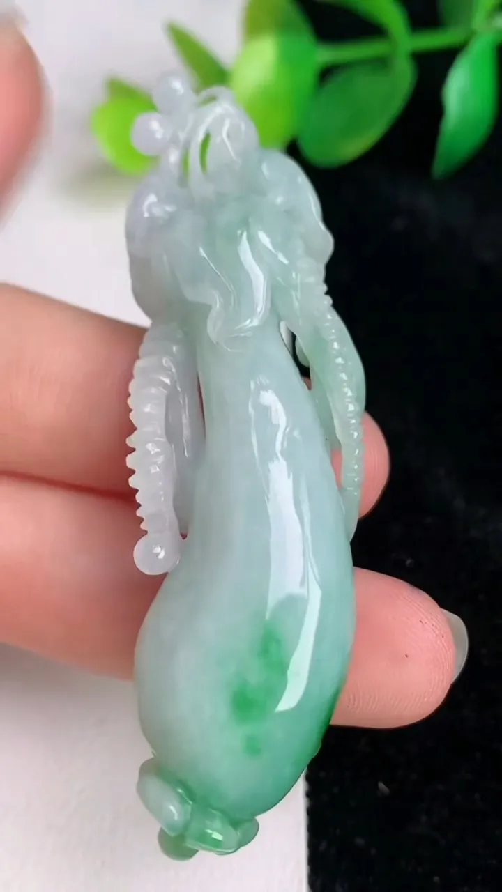 天然A货翡翠人参 人生如意吊坠，尺寸65-17.7-13，重量:23.18g
6月17日