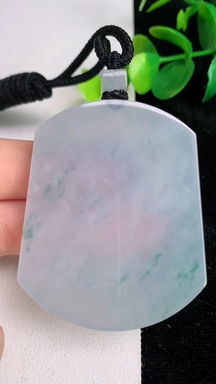 天然A货翡翠种飘花无事牌吊坠，尺寸55-45.6-6，重量:48.35g
6月17日