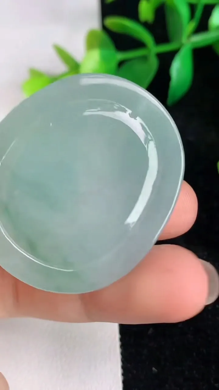 天然A货翡翠龙牌吊坠，尺寸40.4-35-5，重量:14.76g
6月17日