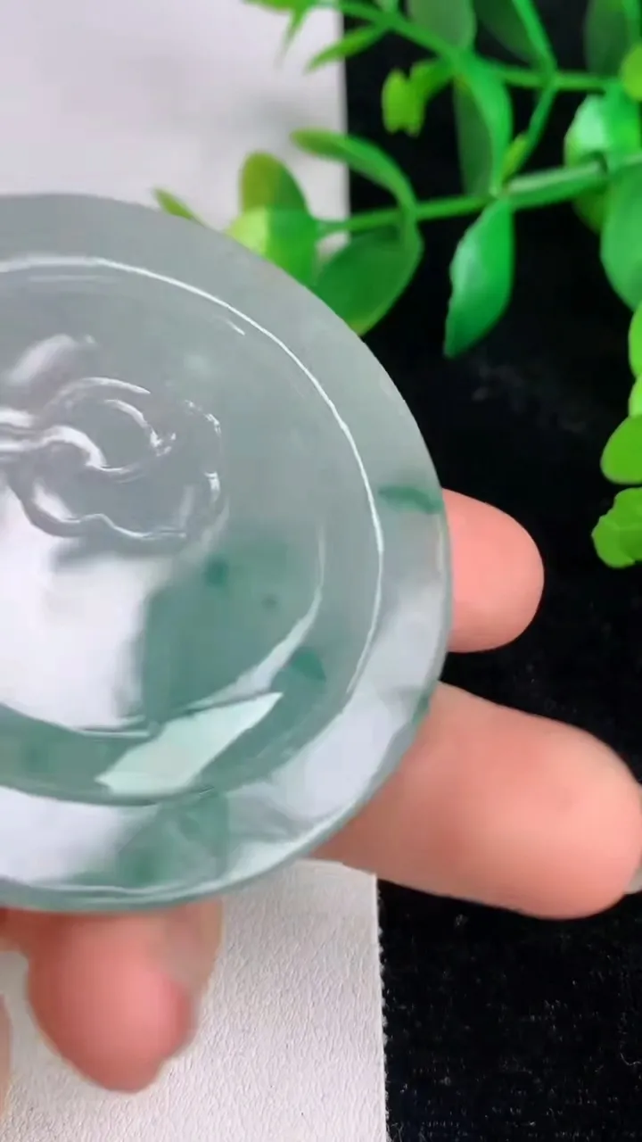 天然A货翡翠飘花山水观音菩萨吊坠，尺寸53.9-6.8，重:35.35g
6月17日