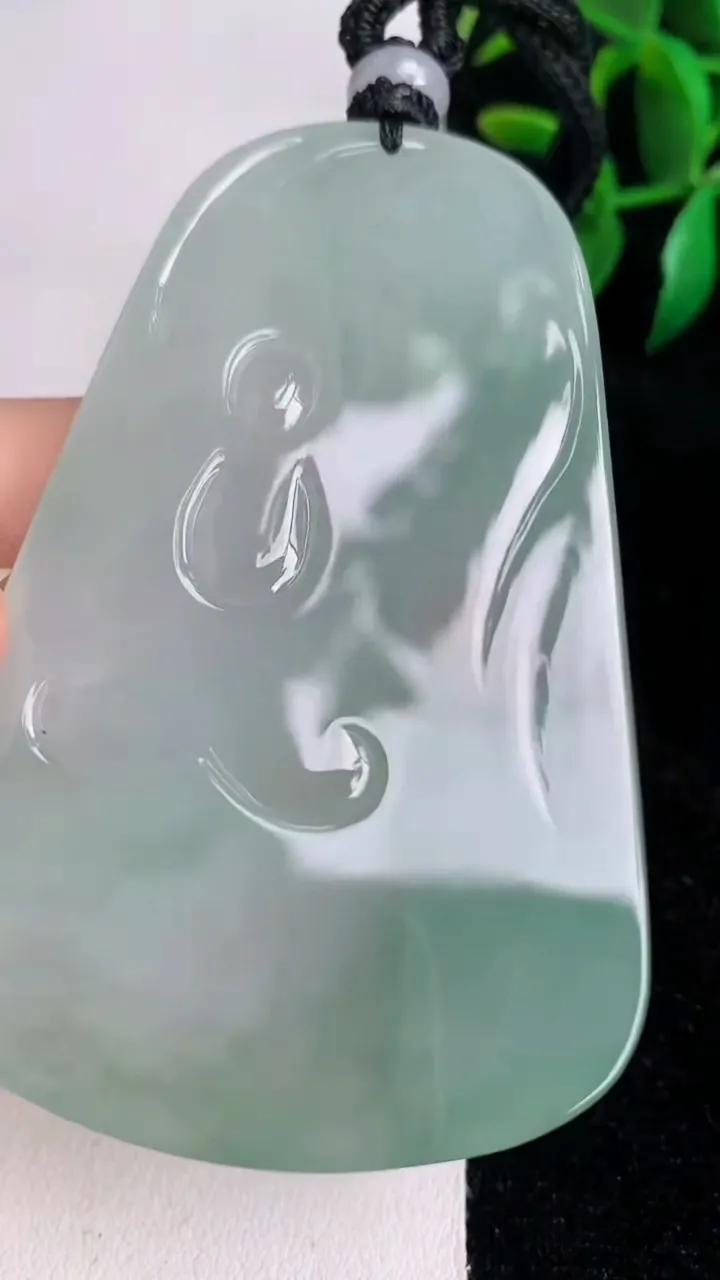 天然A货翡翠虚空藏菩萨吊坠，尺寸71.5-46.2-6.2，重量:49.00g
6月17日