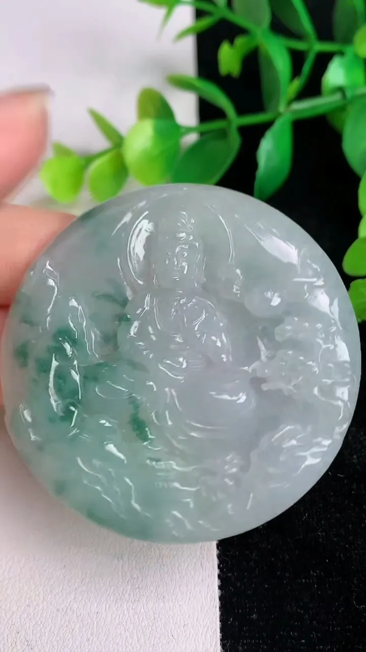 天然A货翡翠飘花山水观音菩萨吊坠，尺寸53.9-6.8，重:35.35g
6月17日