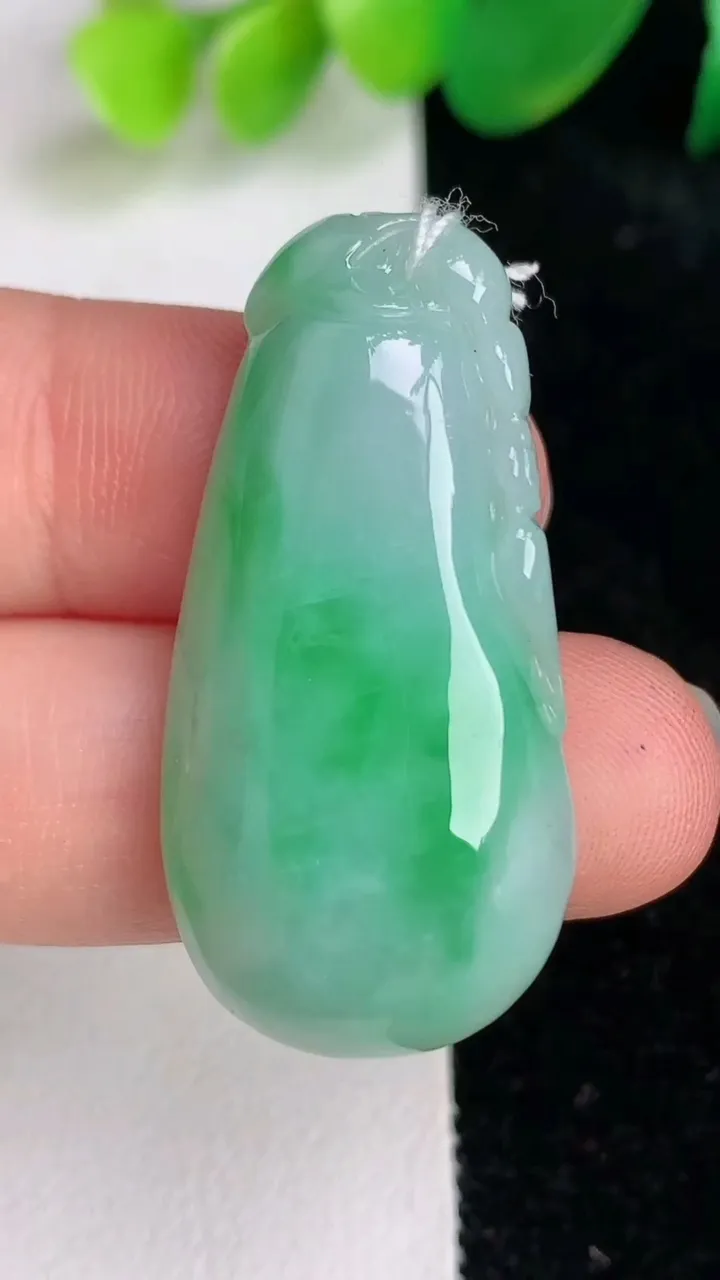 天然A货翡翠福瓜吊坠，尺寸36.8-18-6.4，重量:8.48g
6月17日
