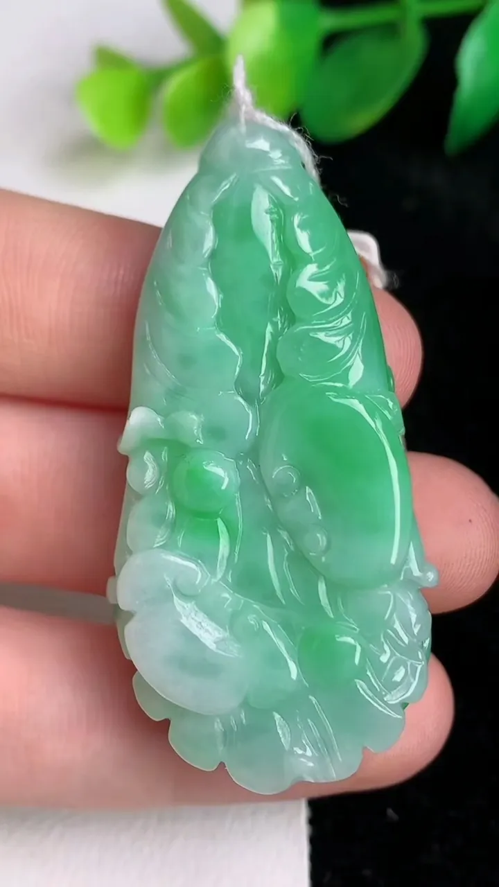 天然A货翡翠白菜吊坠，尺寸50-25-9.4，重量:20.77g
6月17日