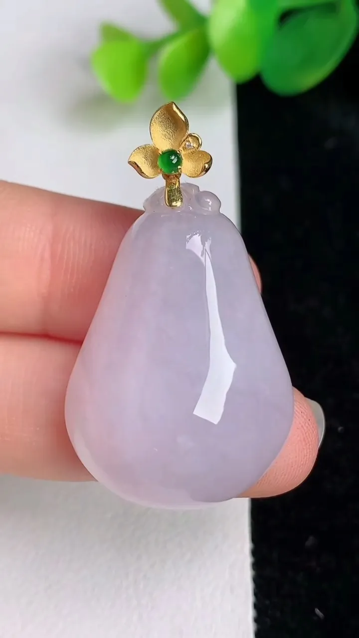 天然A货翡翠种白冰福瓜吊坠，尺寸31.6-22.7-10.7，重量:12.78g
6月17日