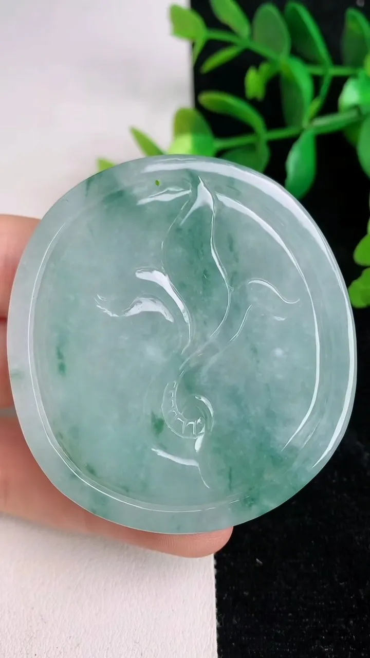 天然A货翡翠飘花降龙观音菩萨吊坠，尺寸57-52-7.8，重:46.00g
6月17日