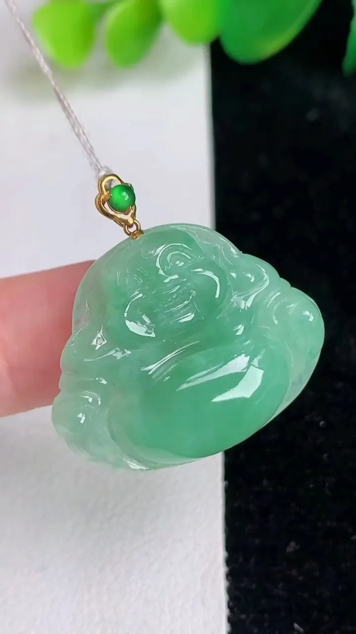 天然A货翡翠佛公吊坠，尺寸22.2-27.5-5.7，重量:5.40g
6月17日