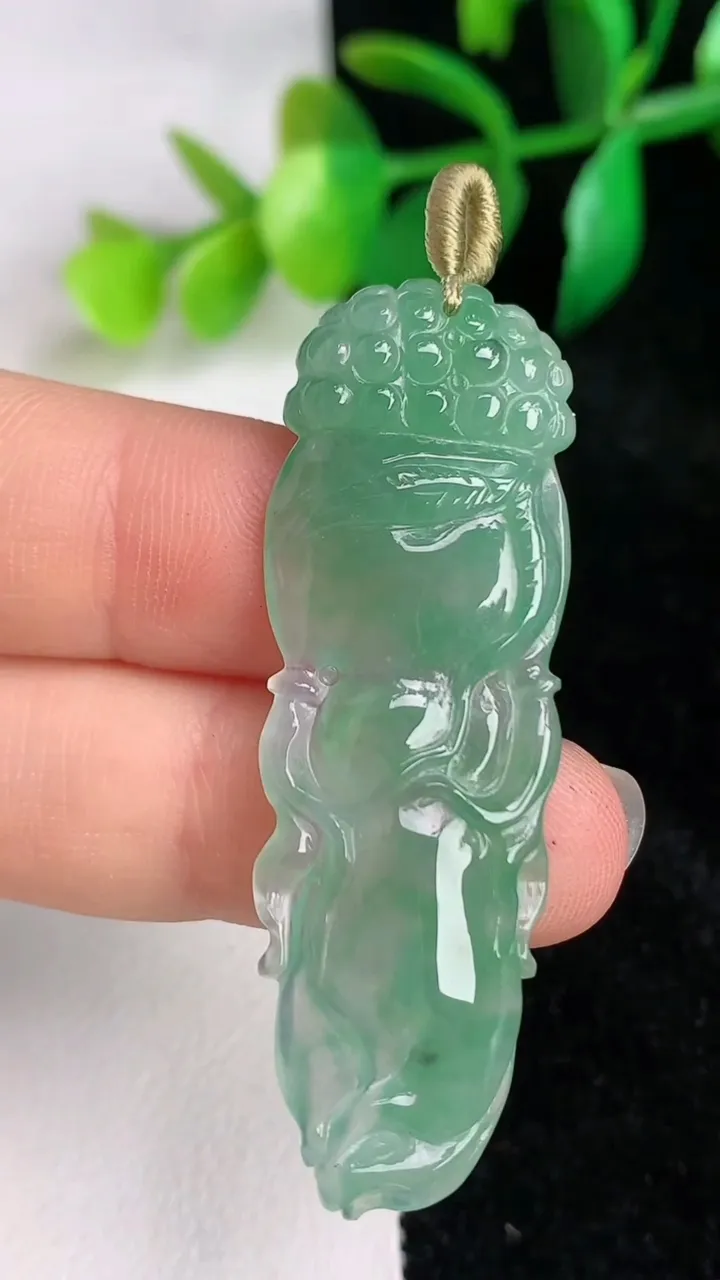 天然A货翡翠人参 人生如意吊坠，尺寸49-16.4-3.4，重量:5.86g
6月17日