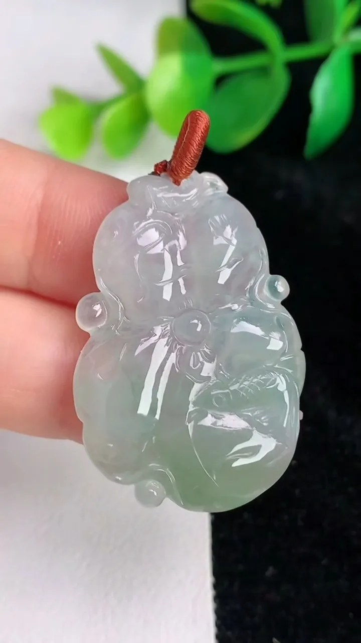 天然A货翡翠和和美美 荷叶鱼吊坠，尺寸35.4-24.6-4.2，重量:7.15g
6月17日