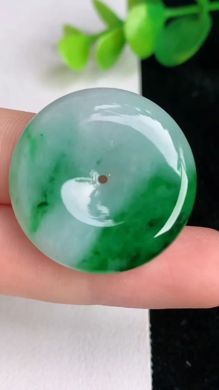 天然A货翡翠平安扣吊坠，尺寸28.8-5.2，重量:9.65g
6月17日