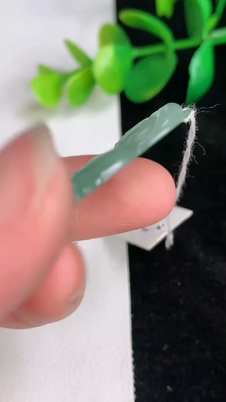 天然A货翡翠正装观音菩萨吊坠，尺寸39-25.2-4，重量:6.80g
6月17日