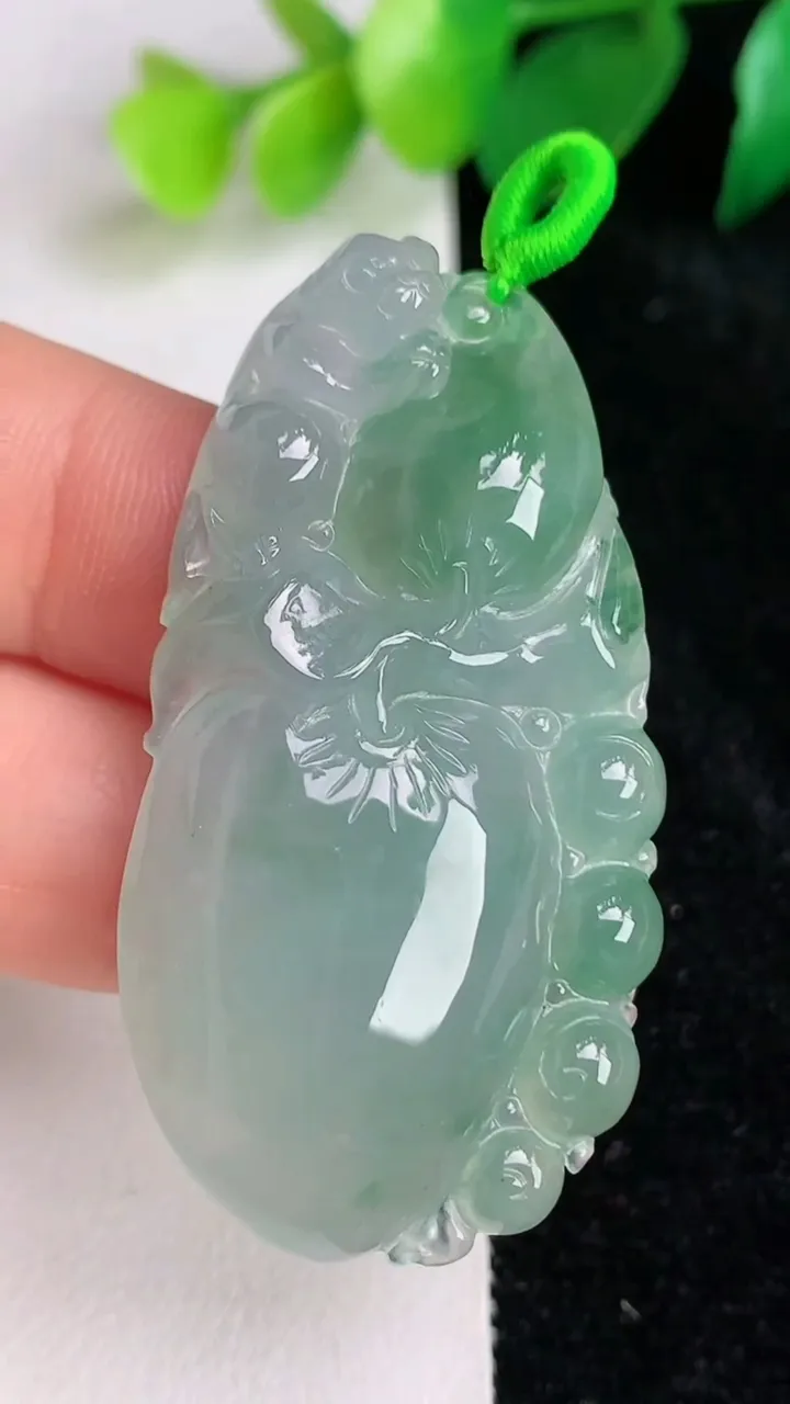 天然A货翡翠冰种飘花寿桃吊坠，尺寸47.3-25.3-6.2，重量:13.13g
6月17日