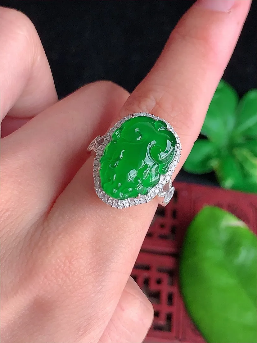 天然A货翡翠18K金伴钻镶嵌满绿招财貔貅戒指 圈口17.5裸石尺寸17.8×12.4mm 重量5.40g 0615