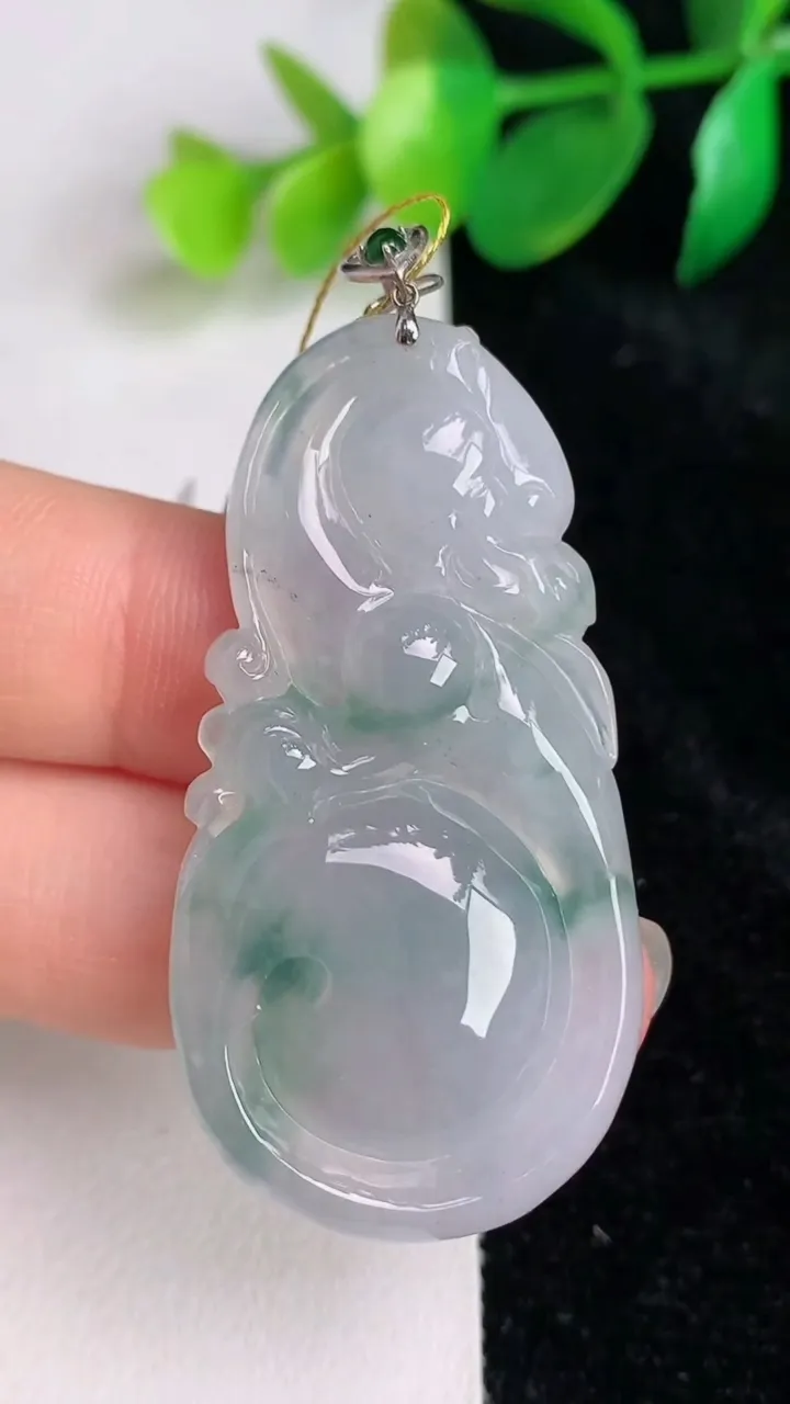 天然A货翡翠种飘花龙牌吊坠，尺寸47-24.4-6.6，重量:13.57g
6月17日