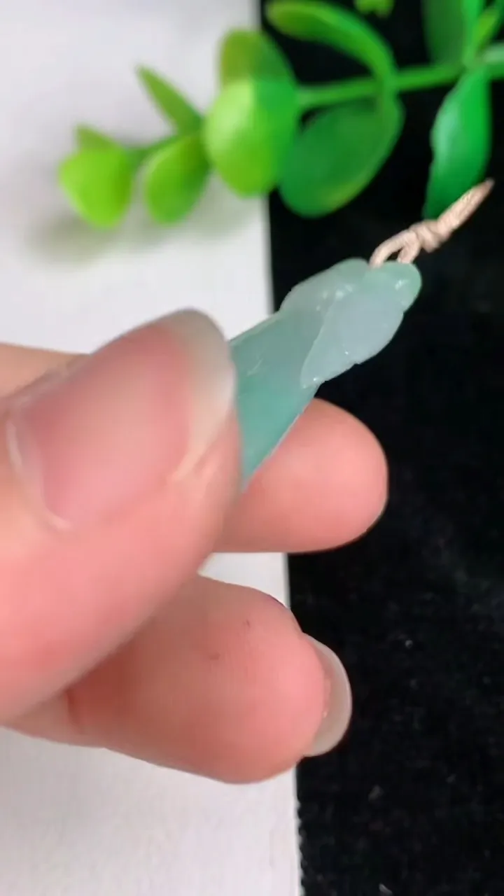 天然A货翡翠莲蓬吊坠，尺寸43.3-22.8-11.3，重量:16.00g
6月17日