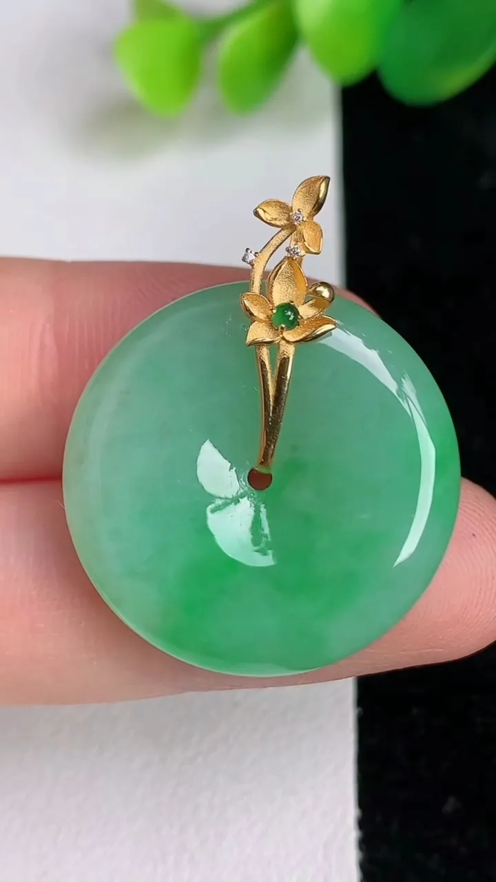 天然A货翡翠平安扣吊坠，尺寸25-5.7，重量:8.00g
6月17日
