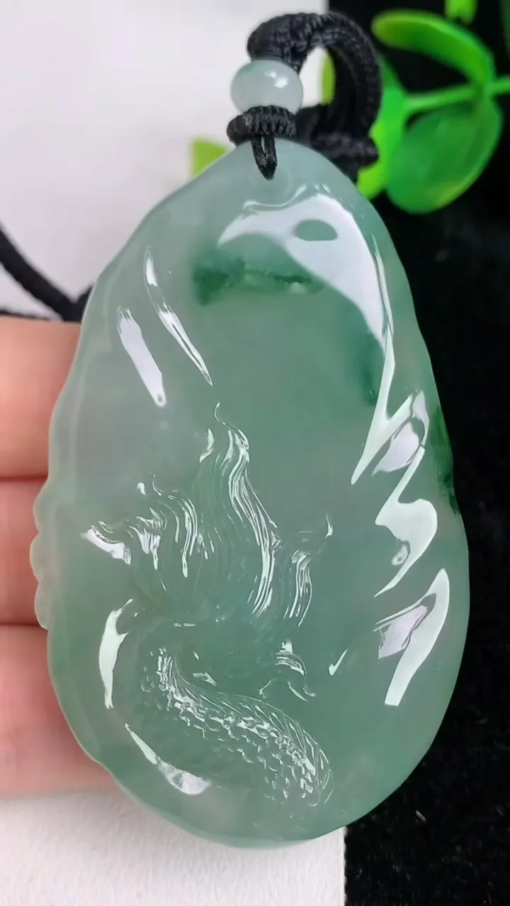 天然A货翡翠种飘花龙牌吊坠，尺寸64.5-39.8-12.2，重量:60.42g
6月17日
