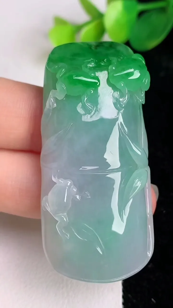 天然A货翡翠节节高升 竹节吊坠，尺寸53-25-9.2，重量:27.45g
6月17日