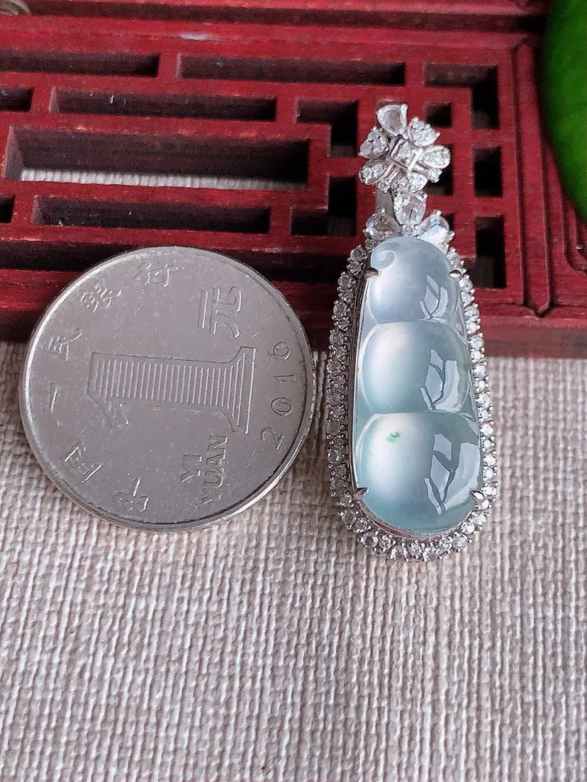 天然A货翡翠18K金伴飘花四季豆福豆平安豆吊坠尺寸37.7×13.3×10.6裸石24×10m量6.36g 0615