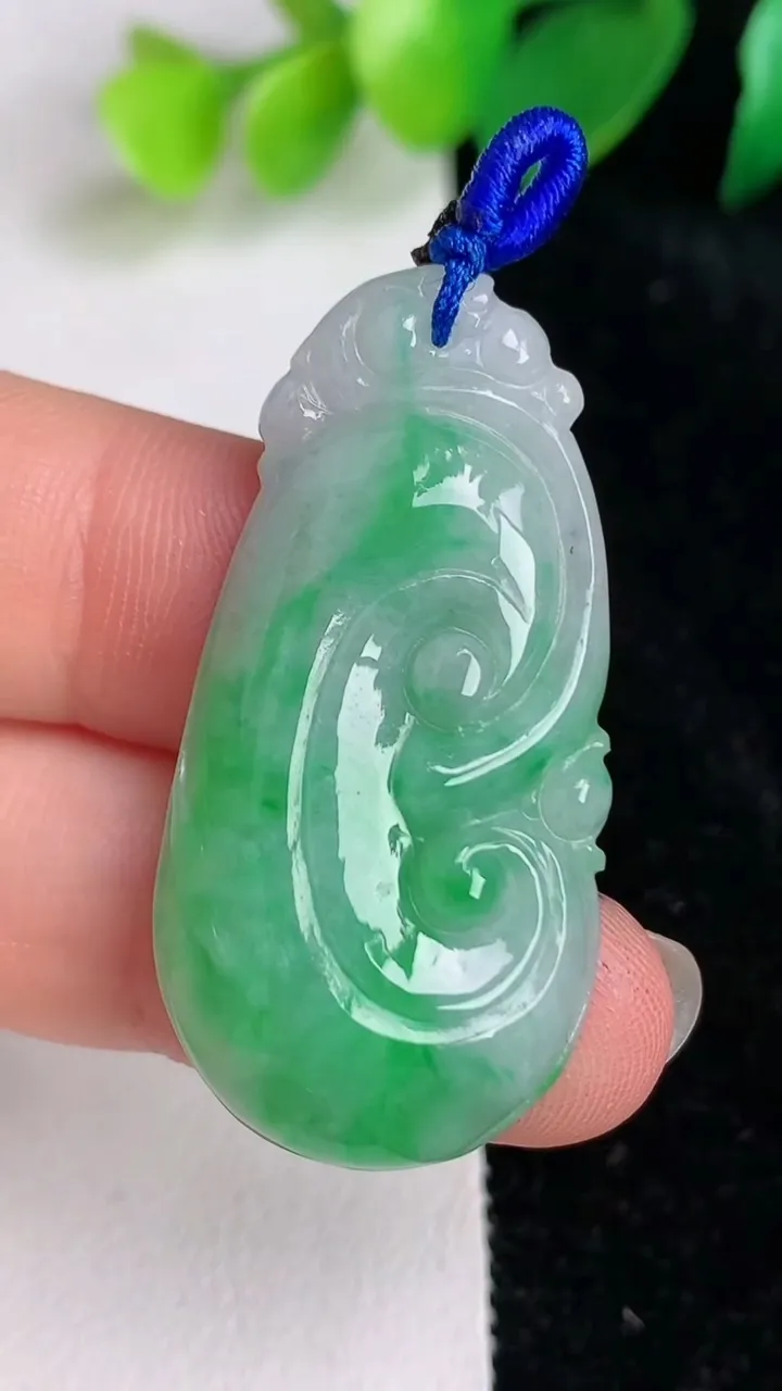 天然A货翡翠如意吊坠，尺寸38-19.3-6.2，重量:8.03g
6月17日