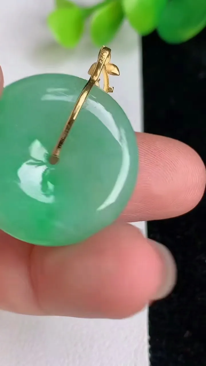 天然A货翡翠平安扣吊坠，尺寸25-5.7，重量:8.00g
6月17日