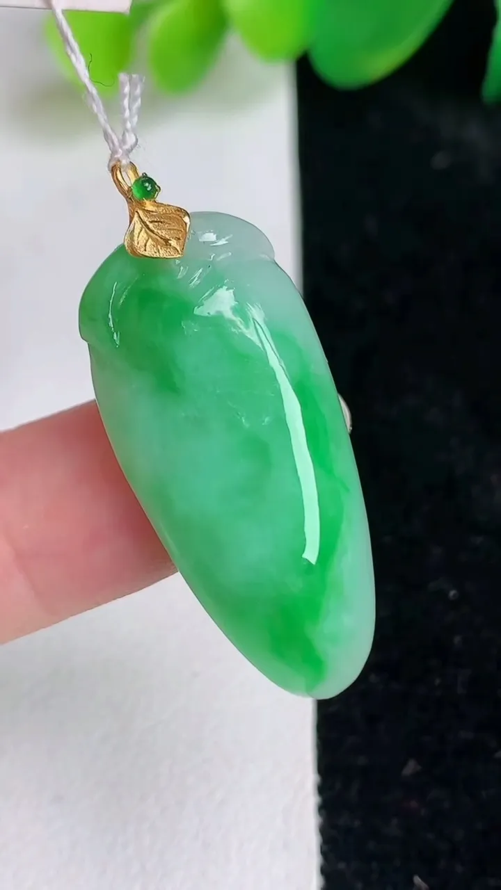 天然A货翡翠福瓜吊坠，尺寸31-14.3-5.6，重量:5.35g
6月17日