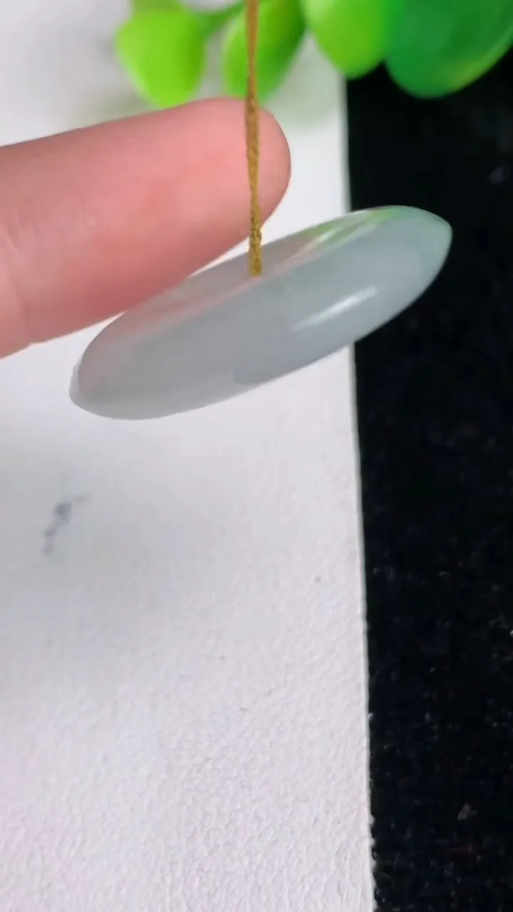 天然A货翡翠冰种飘花平安扣吊坠，尺寸26.3-5.5，重量:8.41g
6月17日