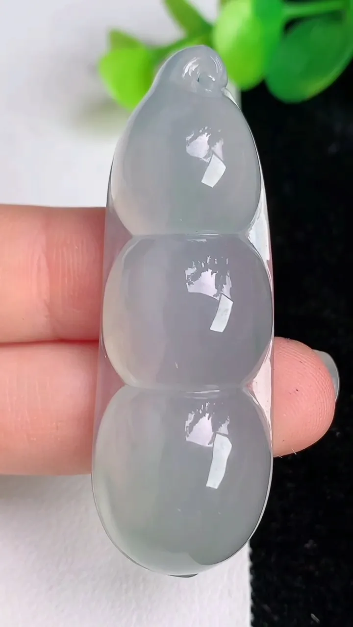 天然A货翡翠福豆吊坠，尺寸54.4-19-10，重量:18.46g
6月17日