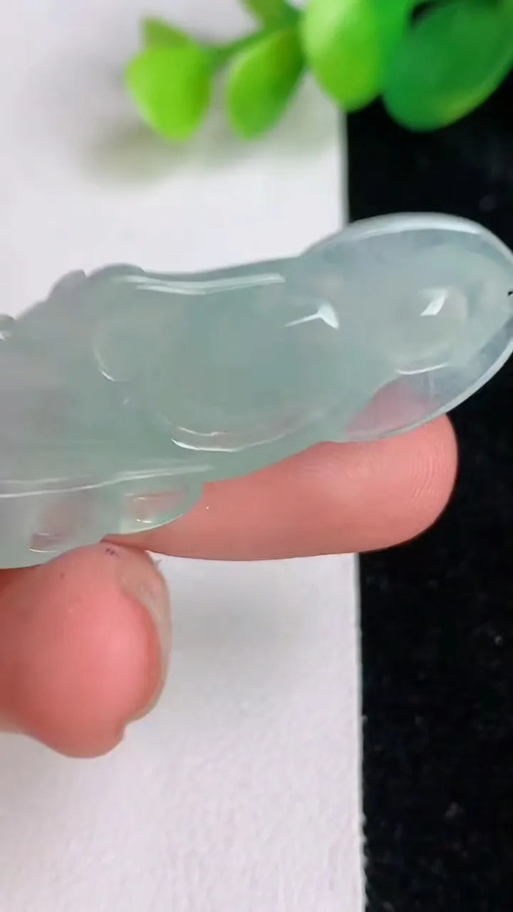天然A货翡翠观音菩萨吊坠，尺寸43.8-17.7-6.5，重量:9.24g
6月17日