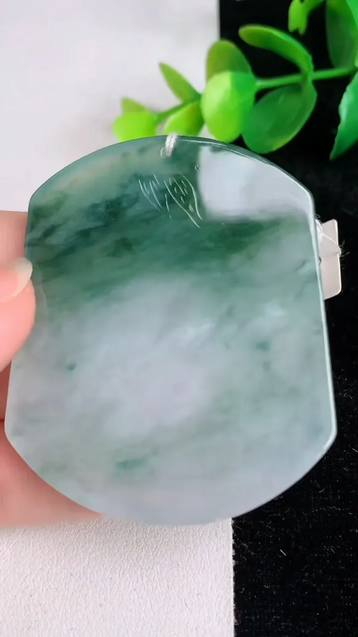 天然A货翡翠冰种飘花生肖鼠 鼠牌吊坠，尺寸54.5-46-5，重量:30.18g
6月17日