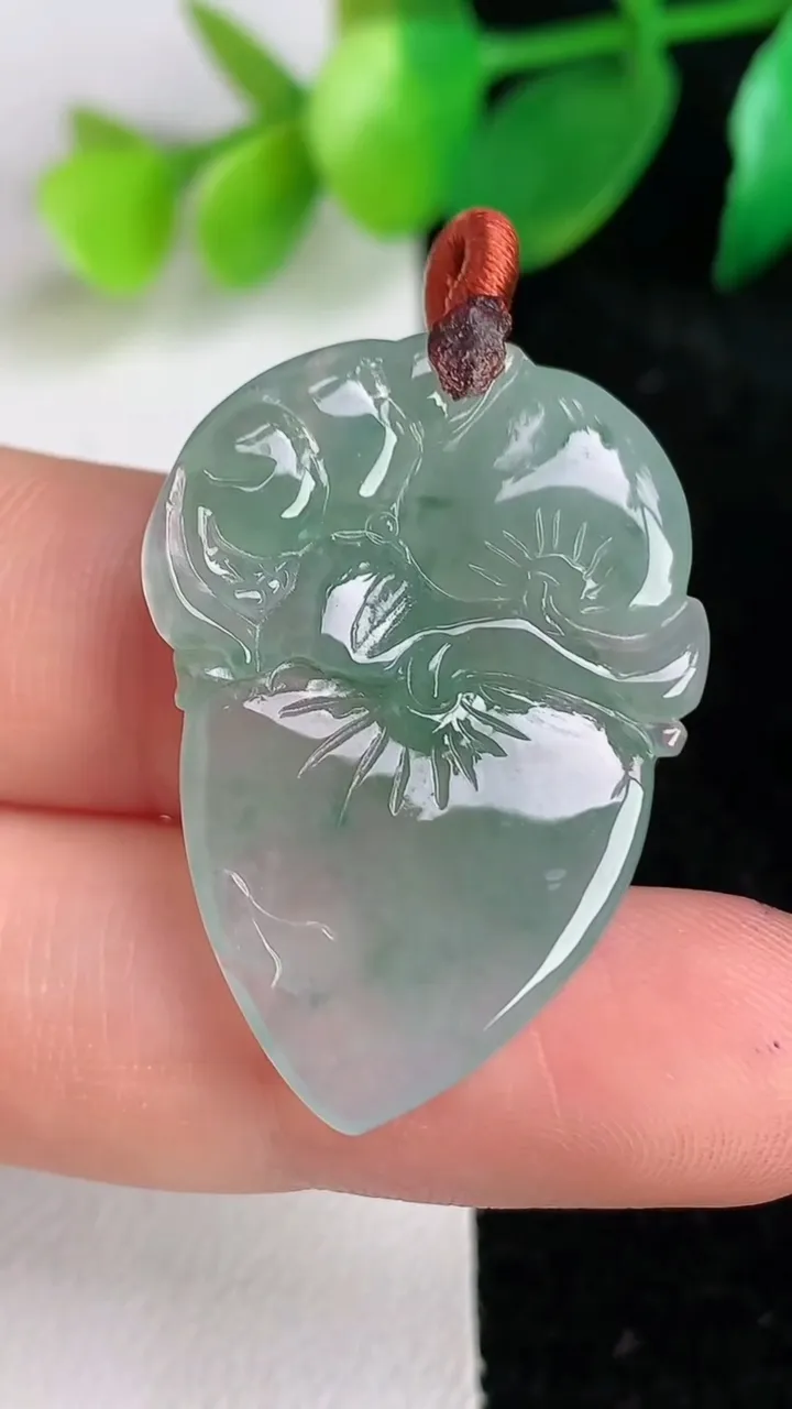 天然A货翡翠冰种飘花灵猴献瑞 寿桃吊坠，尺寸31.7-22.8-4，重量:5.48g
6月17日