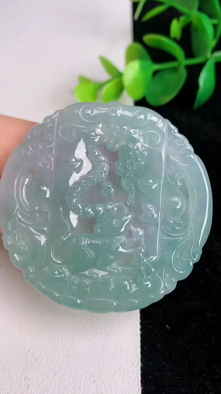 天然A货翡翠冰种飘花生肖鼠 鼠牌吊坠，尺寸53.5-54.4-4.8，重量:27.00g
6月17日
