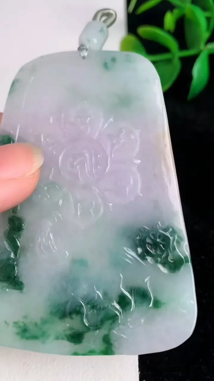天然A货翡翠飘花虚空藏菩萨吊坠，尺寸71.2-50.3-5，重量:42.70g
6月17日