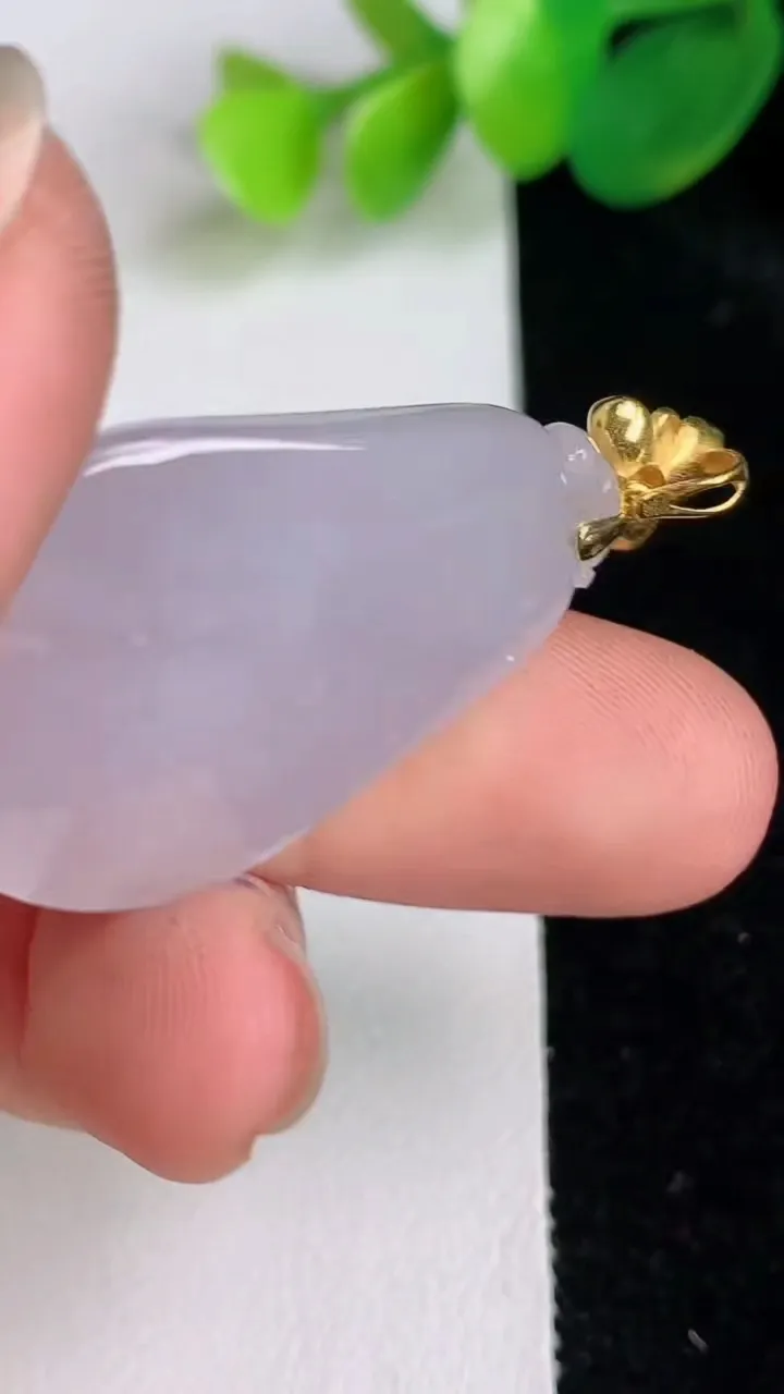 天然A货翡翠种白冰福瓜吊坠，尺寸31.6-22.7-10.7，重量:12.78g
6月17日