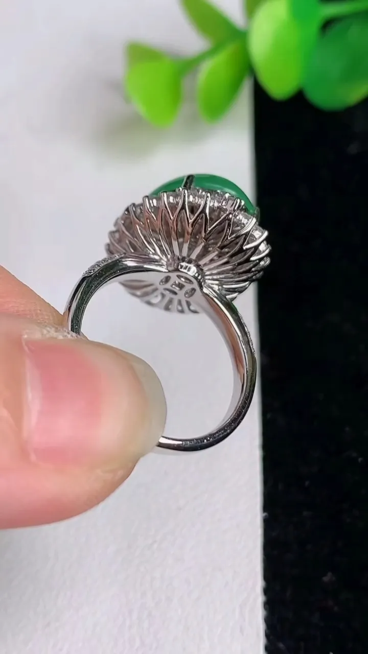 天然A货翡翠蛋面戒指，尺寸17.6-15.8-12.3，重量:7.25g2025年6月17日
工厂直销收藏佳品,种好水足，色泽均匀，有种有色，上手高大气！