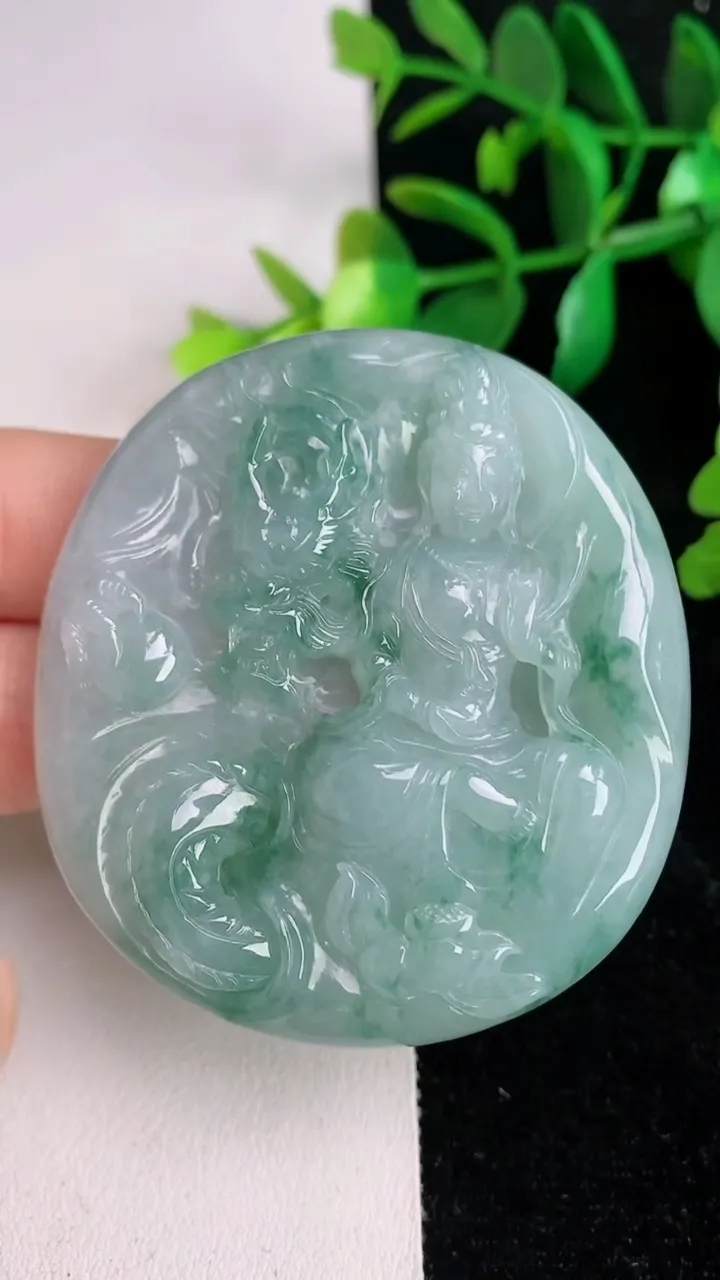 天然A货翡翠飘花降龙观音菩萨吊坠，尺寸57-52-7.8，重:46.00g
6月17日