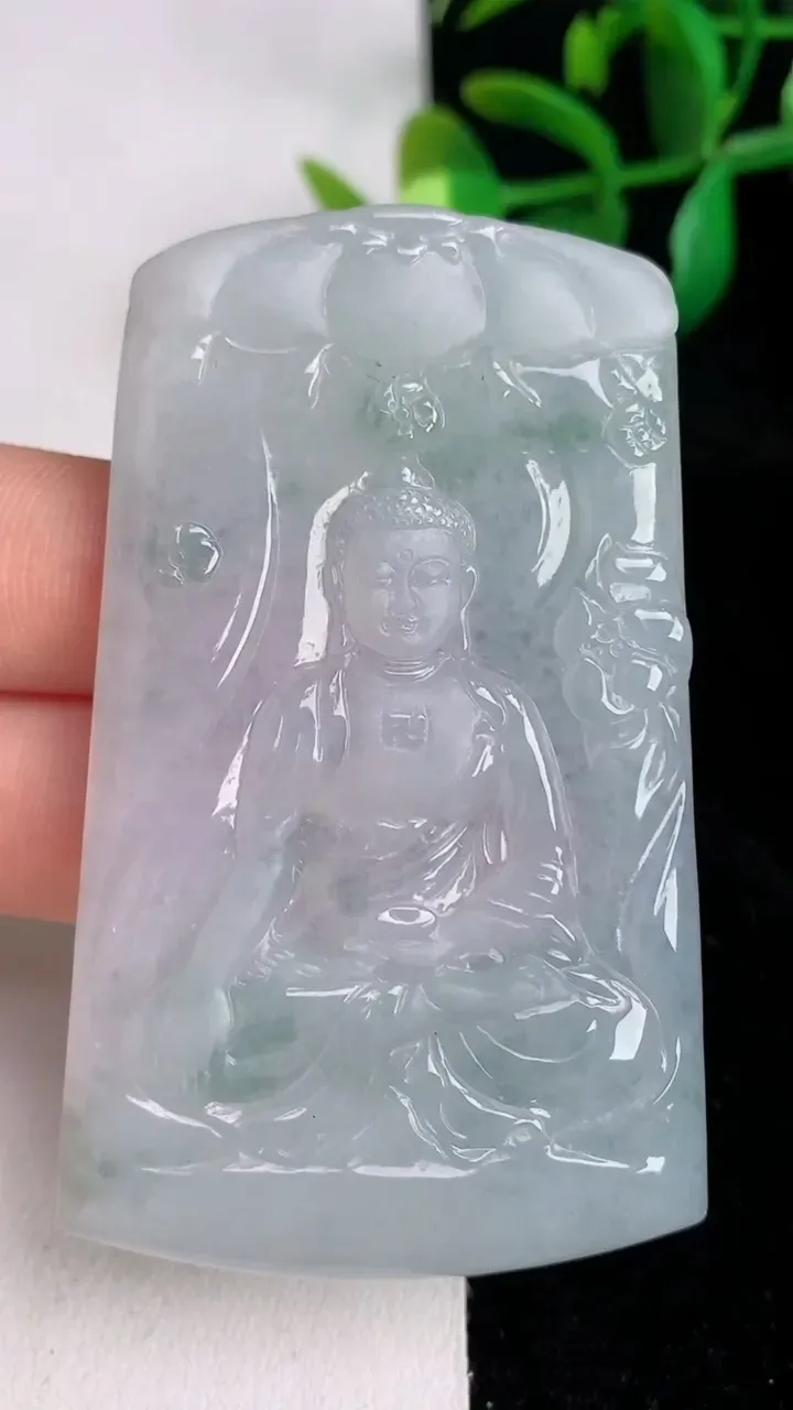 天然A货翡翠冰种飘花阿弥陀佛吊坠，尺寸65.5-41-5，重量:33.08g
6月17日