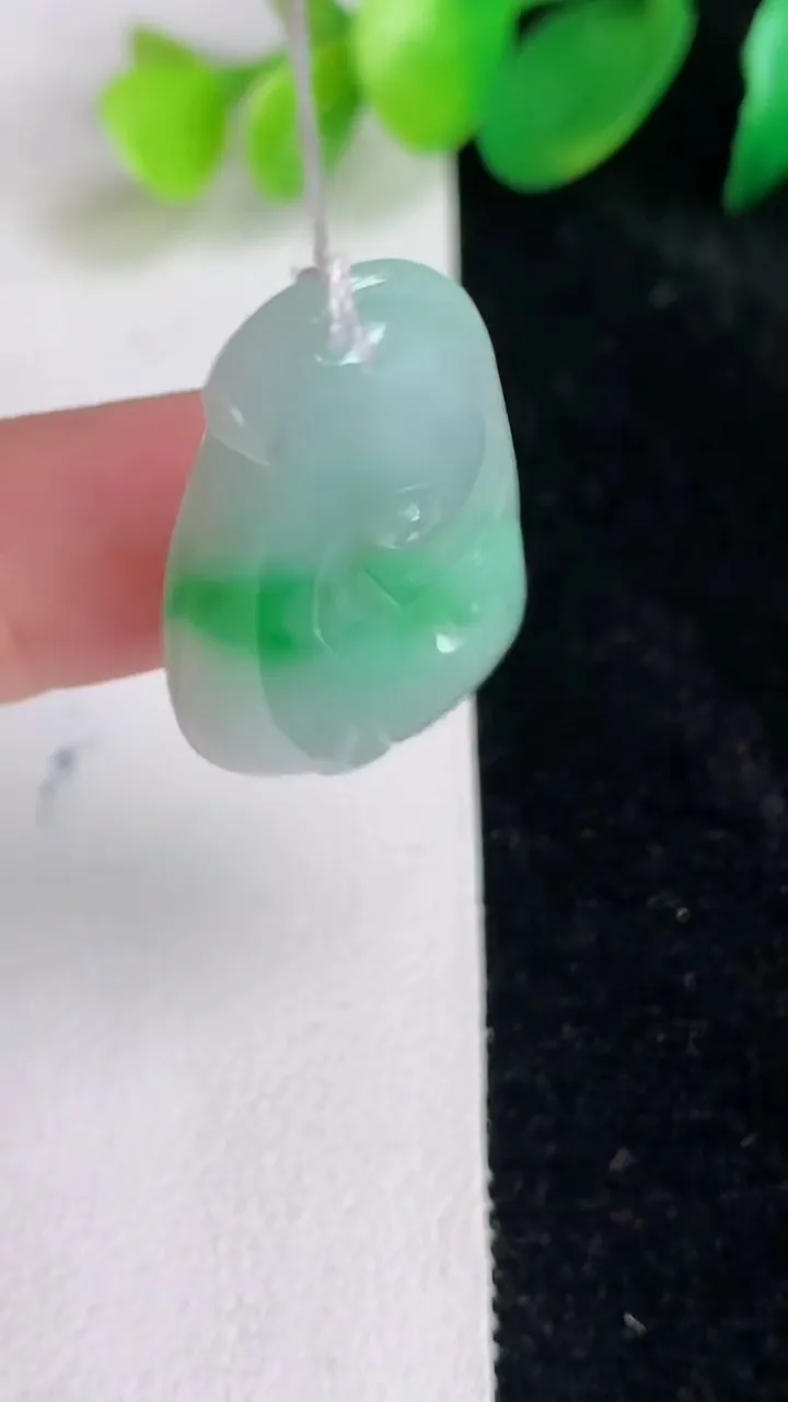 天然A货翡翠如意吊坠，尺寸33-18.5-4，重量:5.10g
6月17日